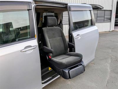 2007 TOYOTA NOAH WELCAB LIFT-UP SIDE SEAT PEOPLE MOVER MINIVAN ZRR70 PETROL for sale in Brisbane West